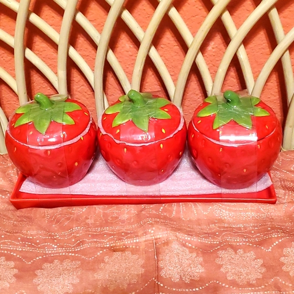 Other - 🍓 Set of 3 Strawberry Jars with Lids and Matching Tray 🍓